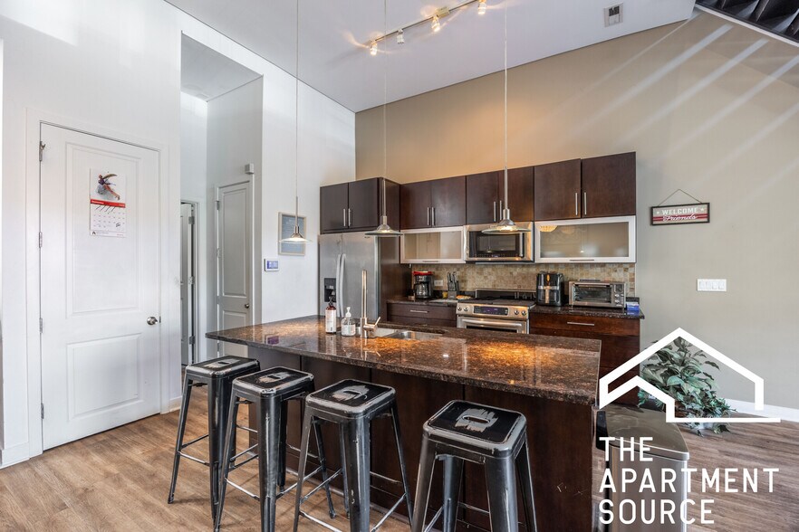 Building Photo - 1008 W Lake St