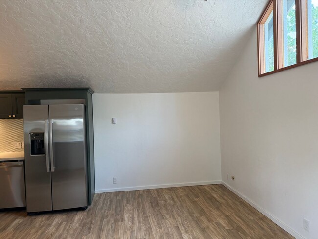 Building Photo - Luxury 1 bedroom 1 bath duplex in a great neighborhood!
