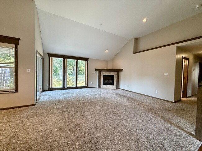 Building Photo - 1303 Cottonwood Ave