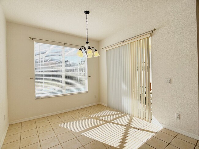 Building Photo - 1131 N Hampton Dr