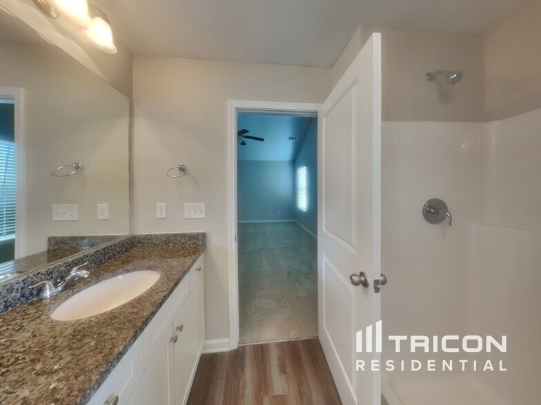 Building Photo - 325 Nutwood Trce