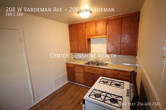 Building Photo - 208 W Vardeman Ave