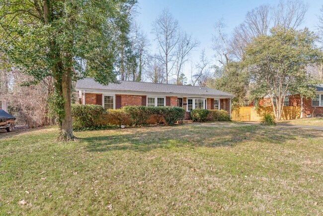 Building Photo - Cute 3-Bedroom Brick Ranch in Oakhurst!