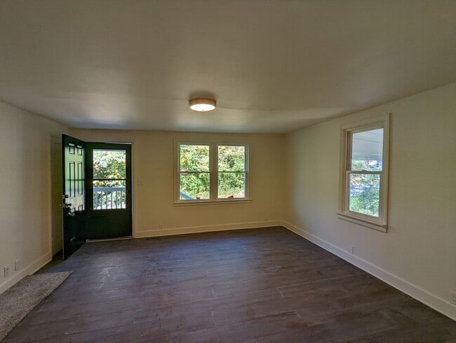 Building Photo - 2 Bedroom Red Bank House