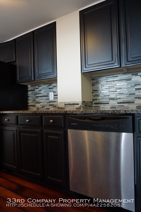 Building Photo - 207 5th Ave SW