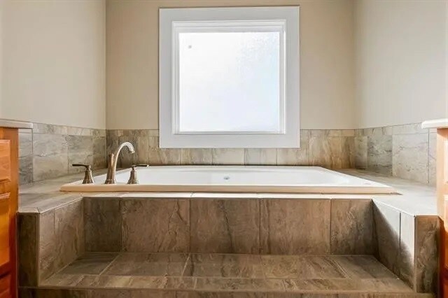 Master Bathroom Tub - 17332 Ballentine St