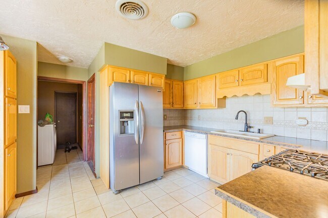 Building Photo - 3 Bedroom 2 Bath Home