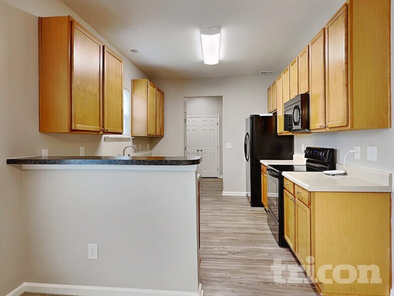 Building Photo - 2092 Roscommon Dr