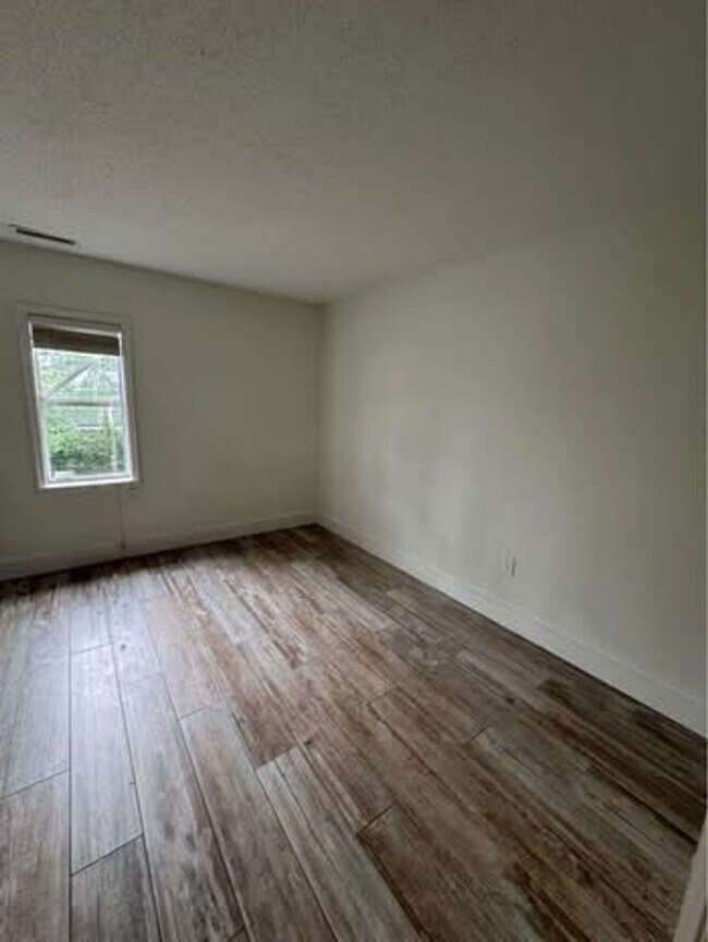 Building Photo - Large One Bedroom Across from the Beach in...