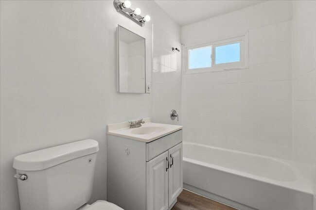 Building Photo - Single Story 4 Bedroom Home with Yard and Detached Garage in Montclair