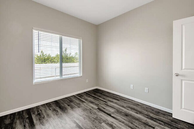 Building Photo - 1333 Azena St
