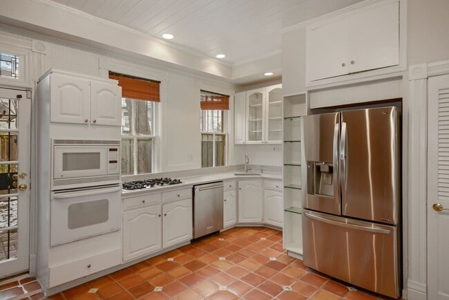 Building Photo - 3 Bed 2.5 Bathroom - Capitol Hill Rowhome - Driveway For Parking