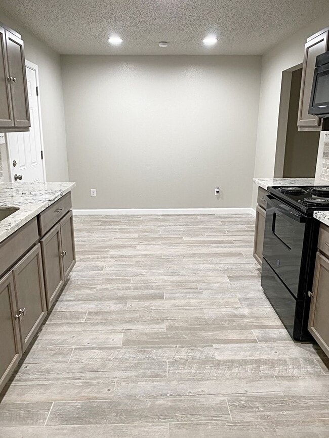 Building Photo - 6025 Bedford Dr