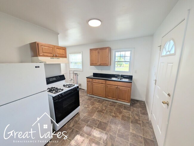 Building Photo - Charming 2 Bedroom 1 Bathroom now availabl...