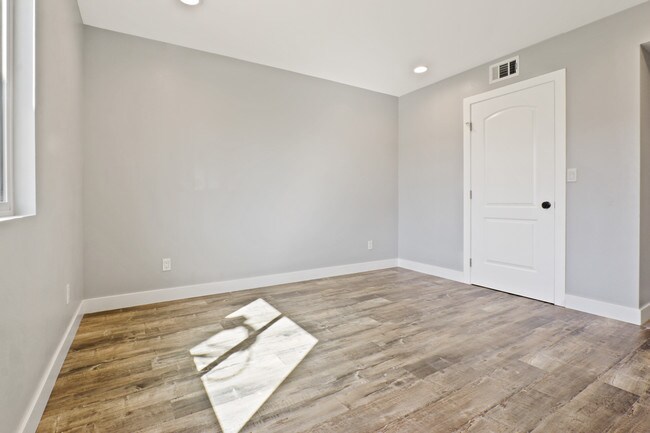 Building Photo - 5258 Oakland St