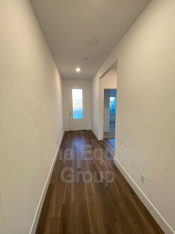 Building Photo - 113 E Tyler Ave