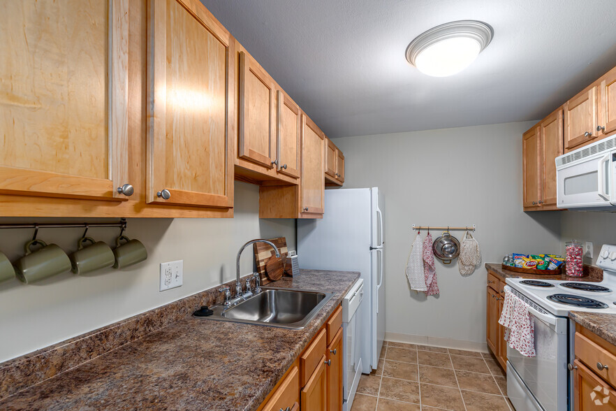 2BR, 1BA Deluxe - Kitchen - The Glenbrook at Rocky Hill