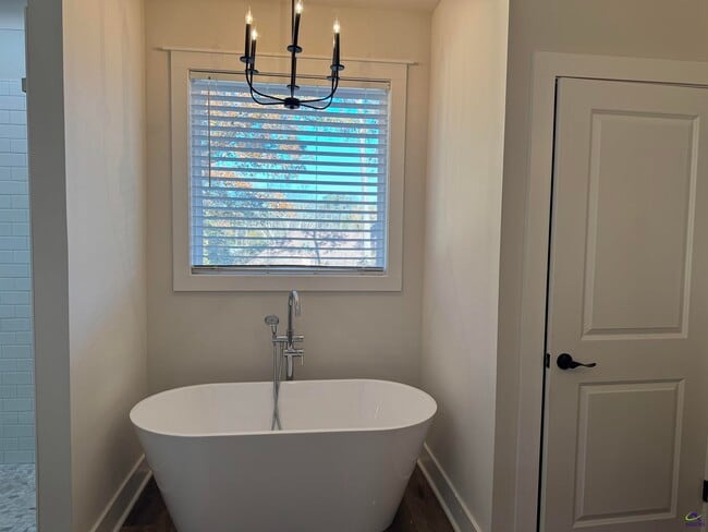 Building Photo - 405 Echo Ln