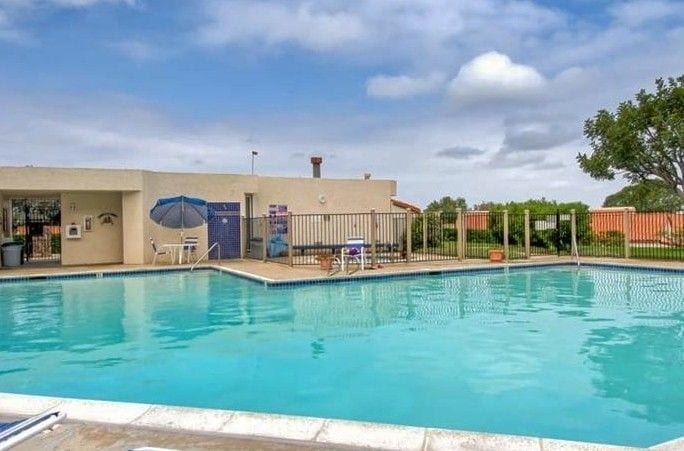 Community amenties...pool, spa, sauna and club house - 916 Caminito Estrada