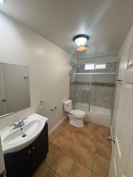 Building Photo - 156 W 71st St