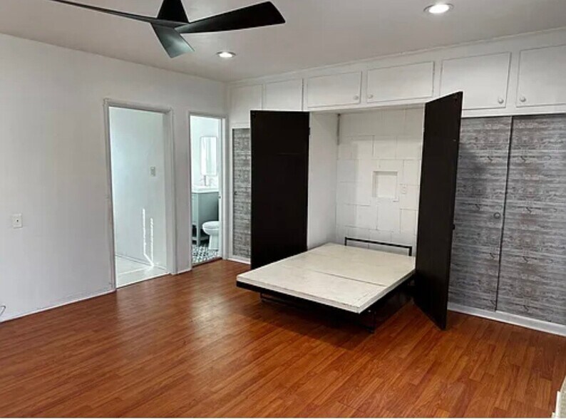 Building Photo - 323 N Chevy Chase Dr
