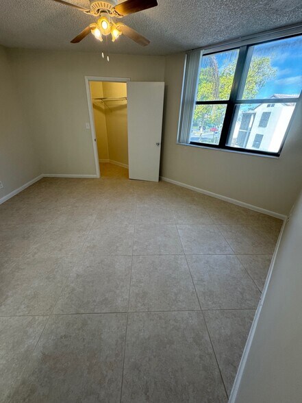 Building Photo - 211 Lake Pointe Dr