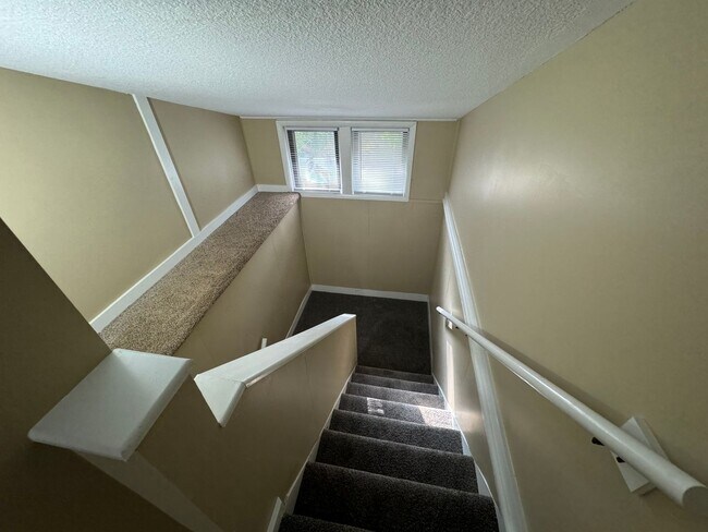 Building Photo - 5 Bedroom Rental in Moline