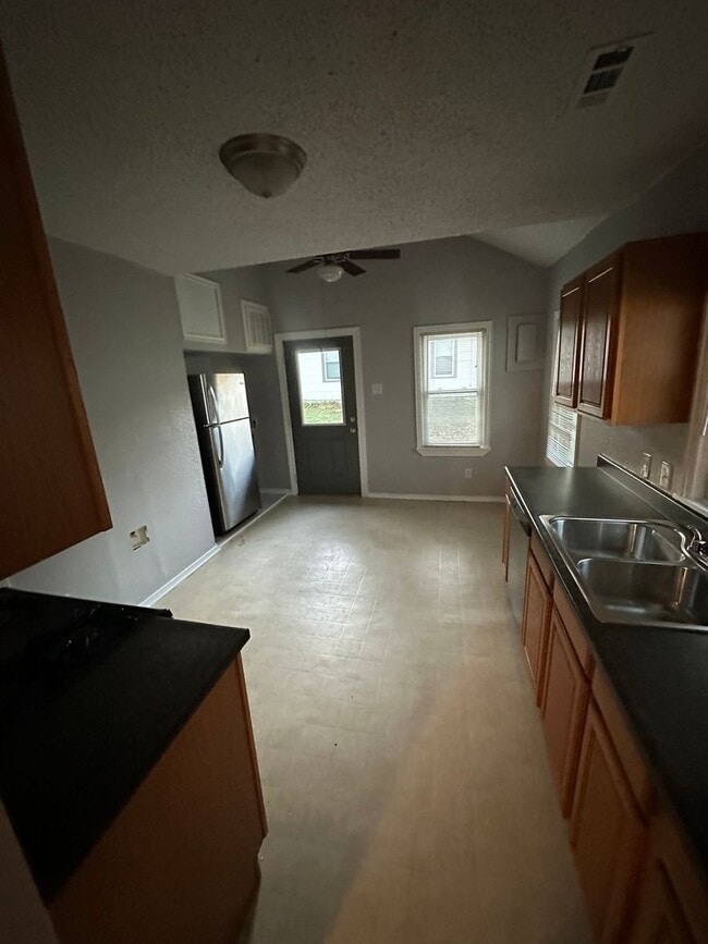 Building Photo - Beautiful 2 Bedroom 1 Bath DUPLEX