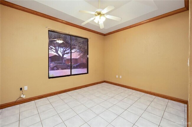 Building Photo - 604 Crystal Dr