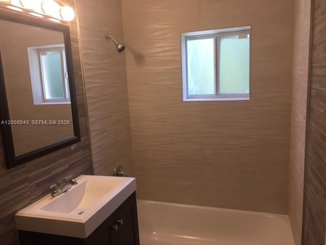 Building Photo - 805 NE 138th St