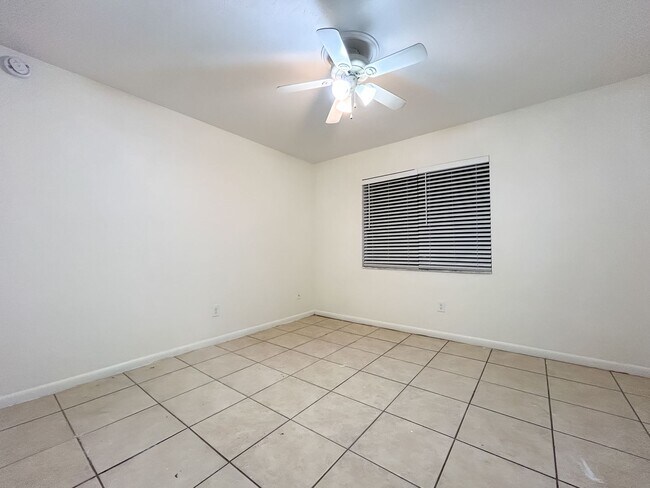 Building Photo - Spacious 2/1 in Sugarfoot Area - Fenced in...