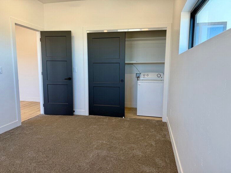 Building Photo - 2717 S Howard Ln