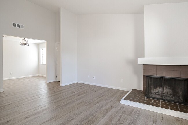 Building Photo - Newly remodeled upstairs condo in gated co...