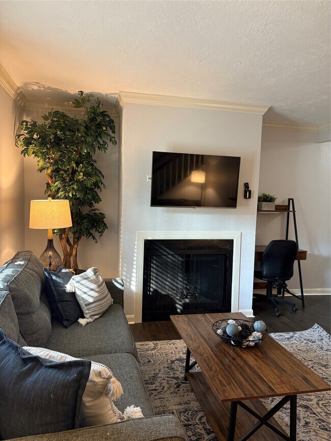 Building Photo - 732 Memorial Mews St