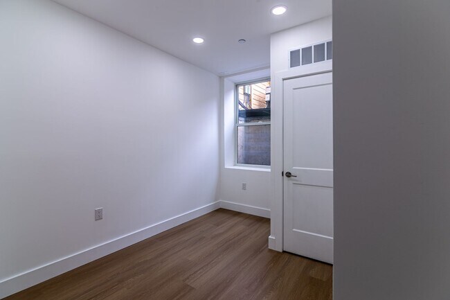 Building Photo - 137 E Cumberland St