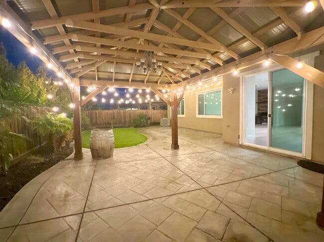 Building Photo - Charming! 3 Bedroom 2.5 Bath Single Family Home