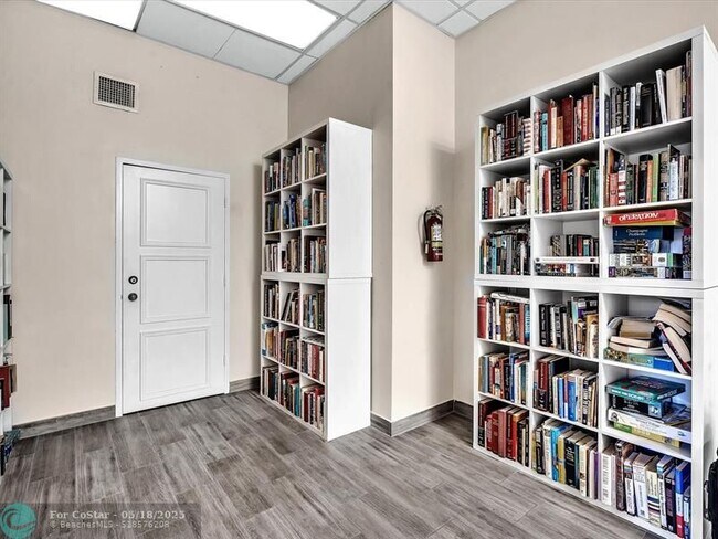 Building Photo - 3725 S Ocean Dr