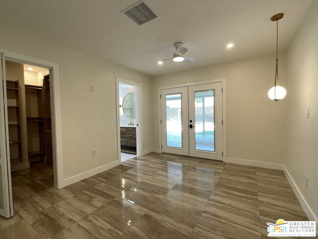 Building Photo - 372 E Molino Rd