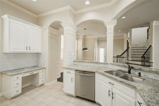 Building Photo - 5417 Lillian St