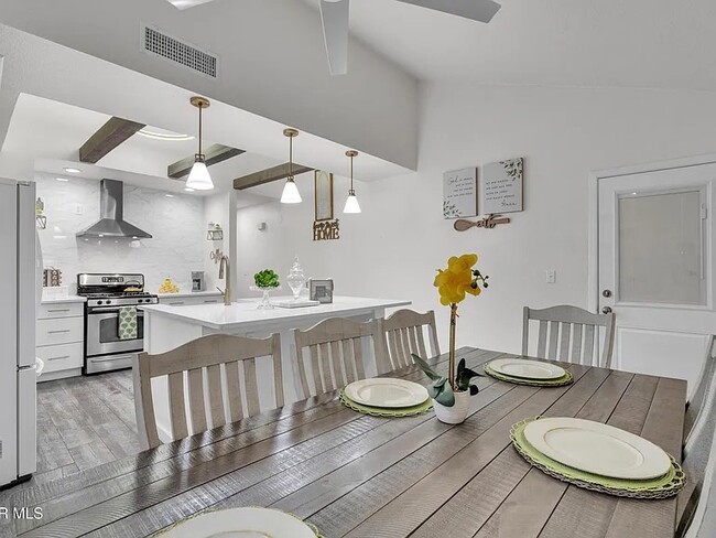 Building Photo - 5733 Saplinas Rd