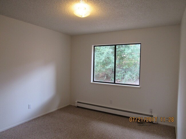 Building Photo - Duplex in Rifle!