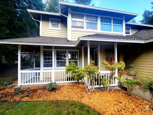 Building Photo - Stunning 4bd centrally located in desirable Ridgetop area