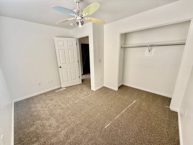 Building Photo - 3 Bedroom/ 2.5 Bath Townhome in Hawk Hollow