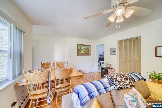 Building Photo - 132 Regency Park