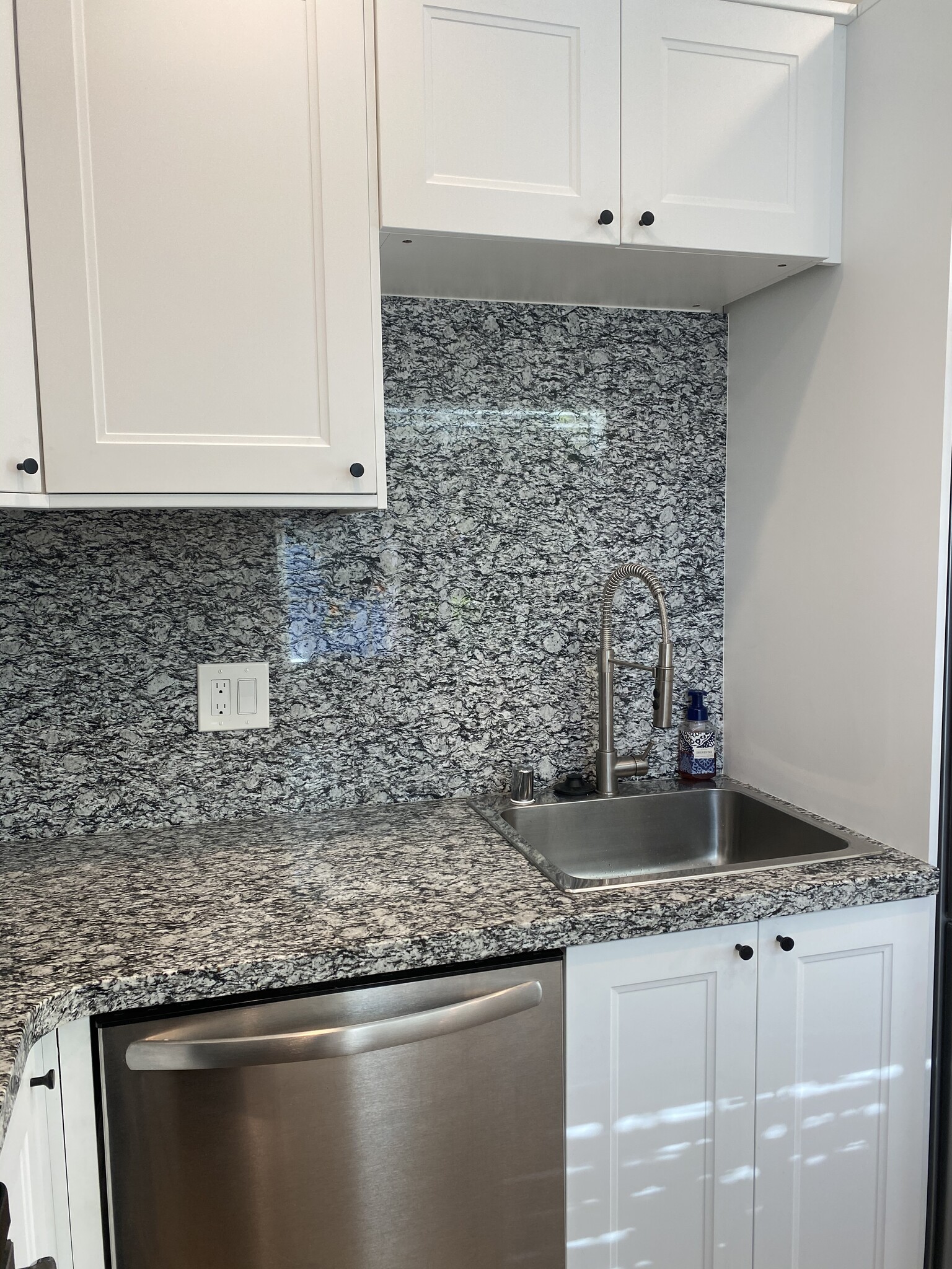 Granite Counter Tops - 9020 Hillside St