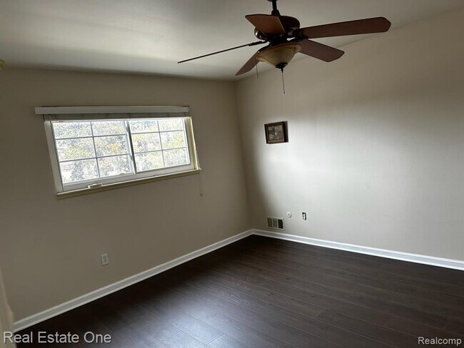 Building Photo - 780 E Fox Hills Dr