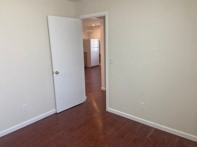 Building Photo - 1395 Oakdale Ave
