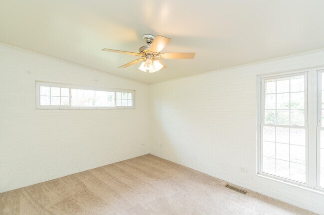Building Photo - 203 Hathaway Dr