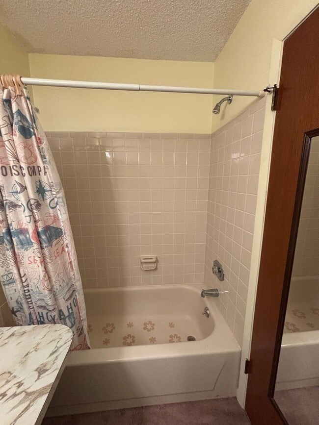 Building Photo - FURNISHED SUMMER RENTAL