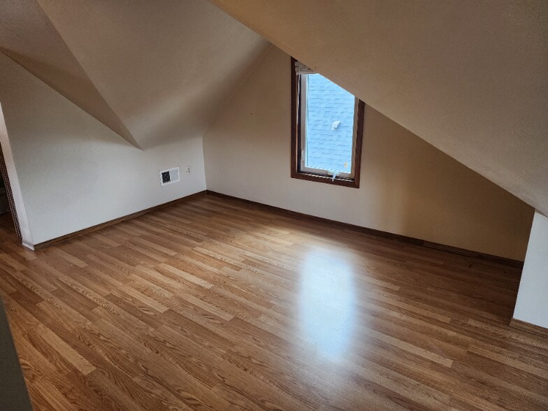 Building Photo - 750 Geranium Ave E